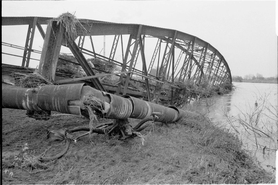Crveni most. Ostaci nakon nakon poplave 1990. godine 2